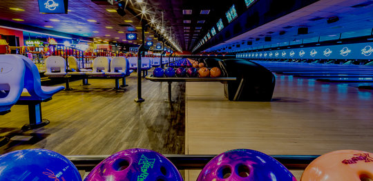 Ball return with bowling balls on the lanes