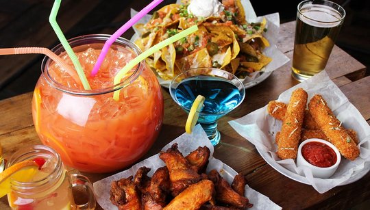 fish bowl drink, nachos, mozzarella sticks, wings, and various drinks