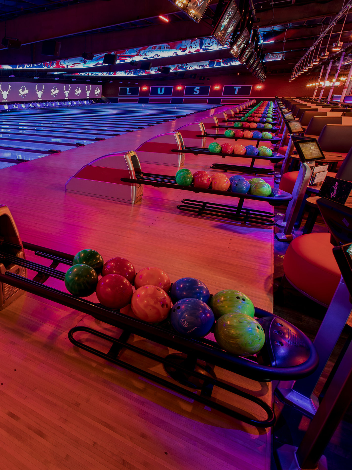 Bowling Alley & Lounge Area in Los Angeles Bowlero